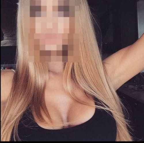 Seksi Vücut Hatları Olan Defne